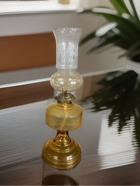 Beautiful vintage Eagle burner Amber oil lamp w/ gorgeous Aurene chimney .